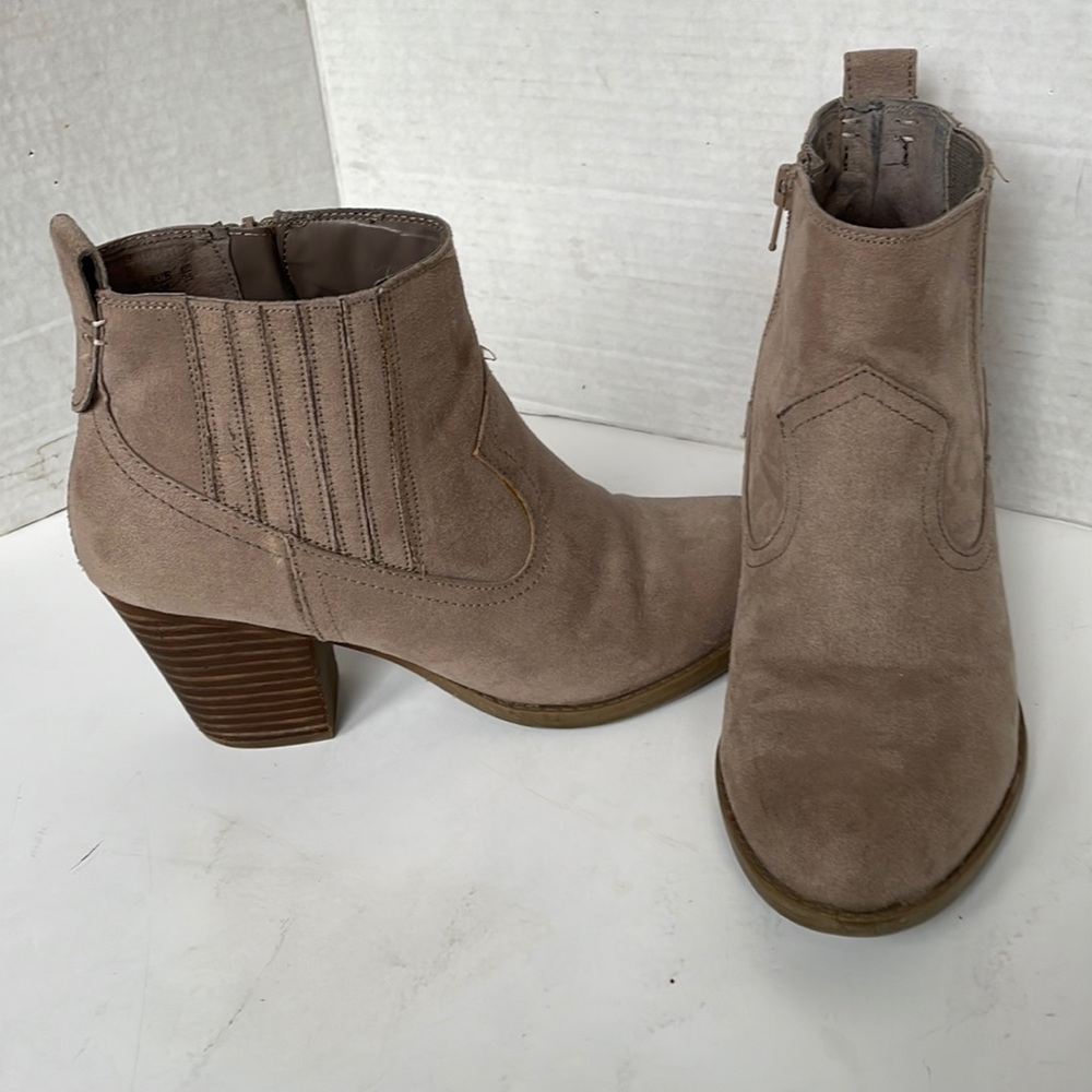 Carlos Santana “Daisy”  Tan Ankle Boots Size  8